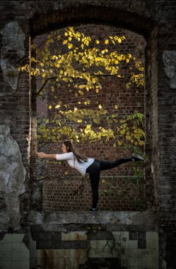 Kız eski terk edilmiş bir binada