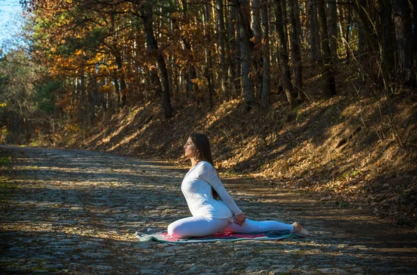 Yoga yapan kız. — Stok fotoğraf