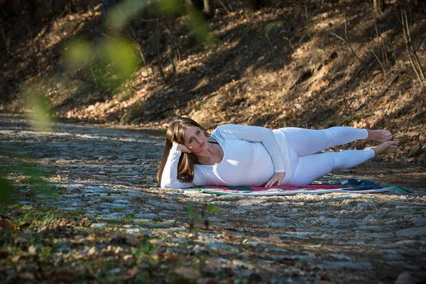 Flicka som gör yoga — Stockfoto