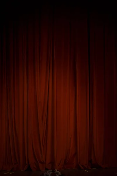 Красный занавес в театре — стоковое фото