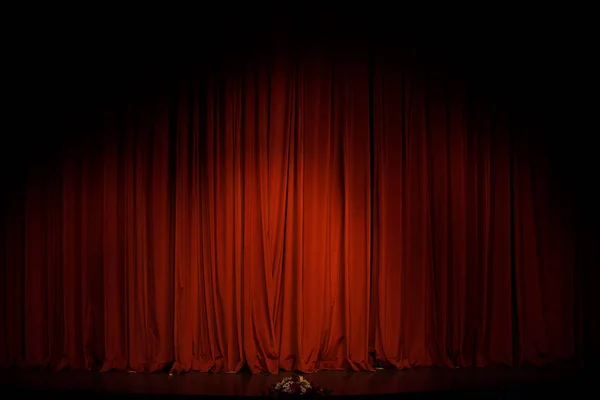 Красный занавес в театре — стоковое фото