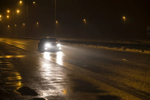 Rijden op natte asphal — Stockfoto