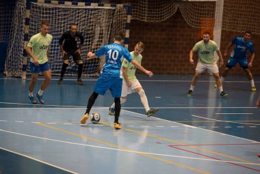 Futsal oyuncu spor salonunda