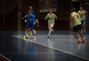 Futsal oyuncu spor salonunda