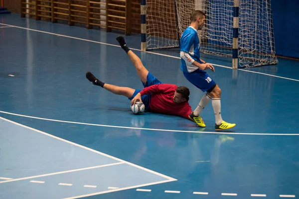 Futsal játékos a sportcsarnokban — Stock Fotó