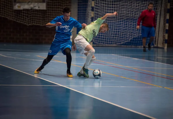 Jogador de Futsal na sala de esportes — Fotografia de Stock