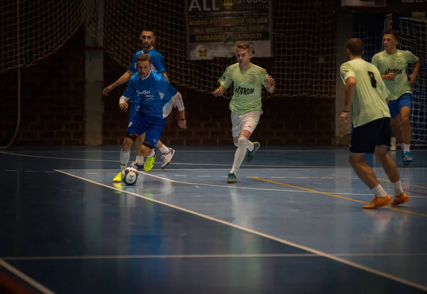 Futsal oyuncu spor salonunda