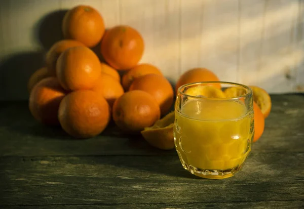 Jugo de naranja recién exprimido —  Fotos de Stock