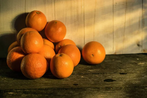Φρέσκα πορτοκάλια σε έναν πίνακα o — Φωτογραφία Αρχείου