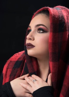 Kırmızı bir hall ile güzel kız