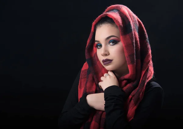 Hermosa chica con una sala roja — Foto de Stock