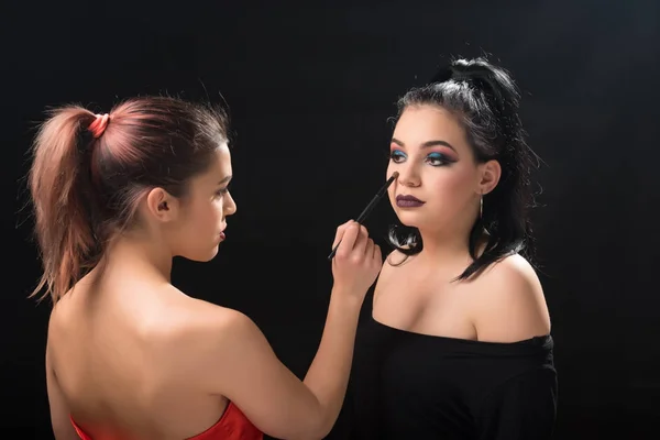Duas meninas bonitas fazendo maquiagem — Fotografia de Stock