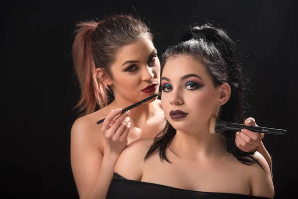 Dvě krásné dívky dělá make-up — Stock fotografie