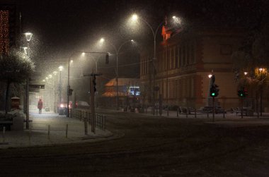 Kız yalnız geceleri yürüyüş