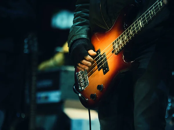 Guitarist  playing  guitar — Stock Photo, Image