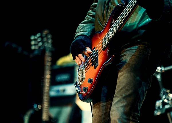 Guitarrista tocando guitarra — Fotografia de Stock