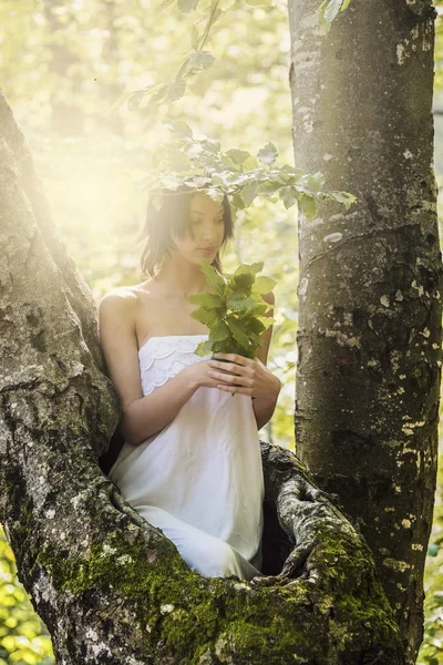 Menina na floresta — Fotografia de Stock