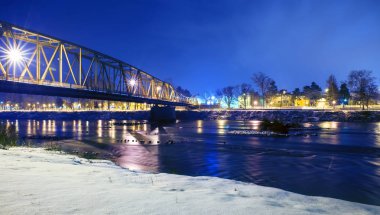  Nehrin üzerindeki köprü