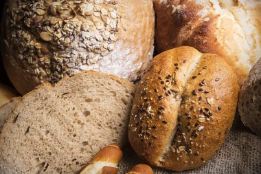 Tahta masada ekmek var.