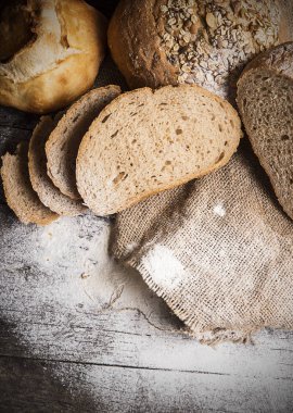 Tahta masada ekmek var.