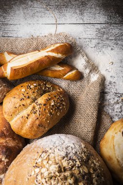 Tahta masada ekmek var.