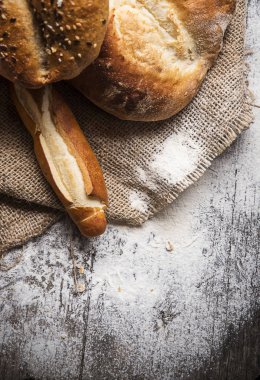 Tahta masada ekmek var.