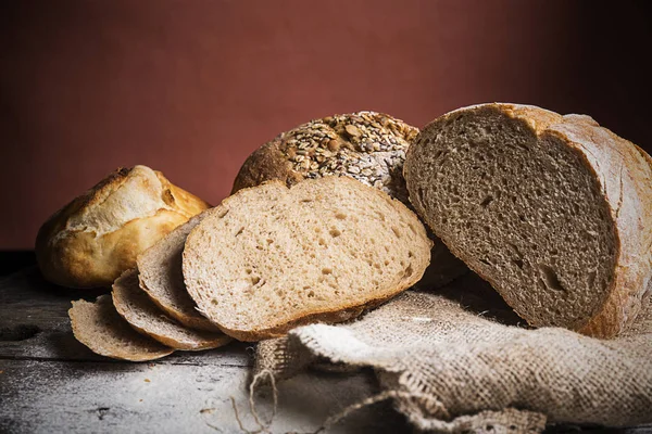 Brød på trebord – stockfoto