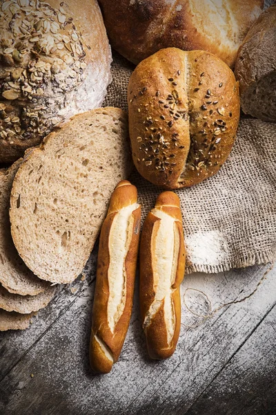 Brød på trebord – stockfoto