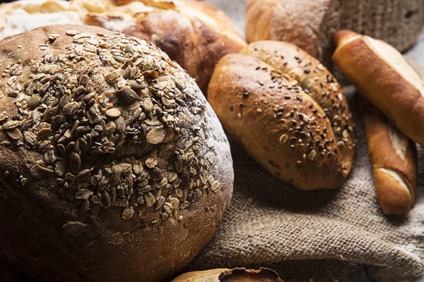 Brød på trebord – stockfoto