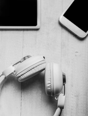 Beyaz kulaklık, tablet ve smatphone