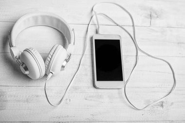 Beyaz kulaklık ve smatphone
