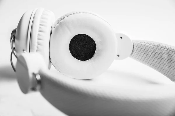 白い背景の白いヘッドフォン — ストック写真