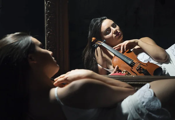 Chica con un violín — Foto de Stock