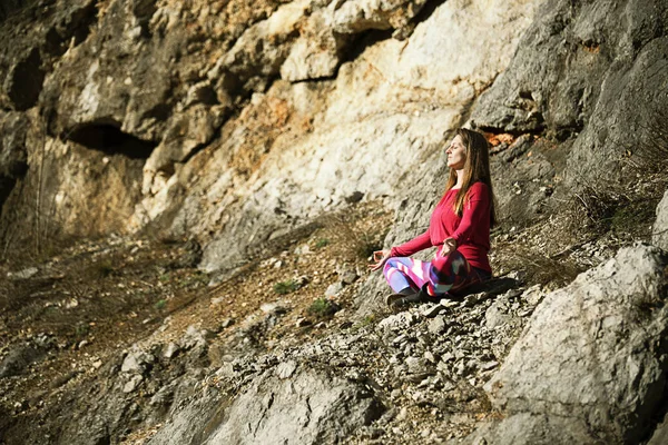 Yoga in de natuur — Stockfoto