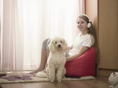 Bir köpek ile onun odasında kız