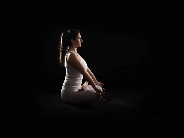 Žena dělá jógu — Stock fotografie