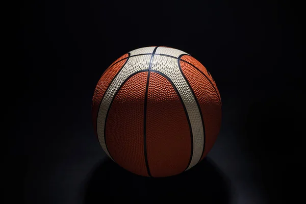 Basketball dans le noir — Photo