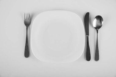 Bir beyaz beyaz çatal bıçak takımı 