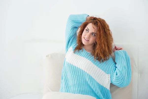 Red-haired girl  on a white bed — Stock Photo, Image