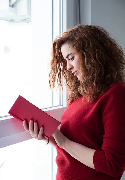 Flicka läser en bok — Stockfoto