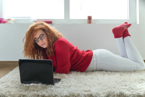 Rred Ciemnowłosa dziewczyna z laptopem — Zdjęcie stockowe