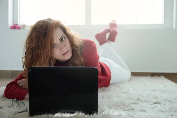 Ragazza dai capelli rossi con un computer portatile — Foto Stock