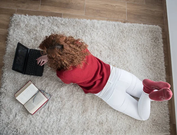 Ragazza dai capelli rossi con un computer portatile — Foto Stock