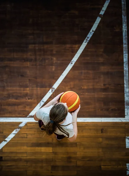 Menina com uma bola — Fotografia de Stock