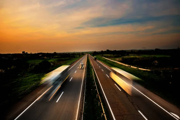 Carros na estrada — Fotografia de Stock