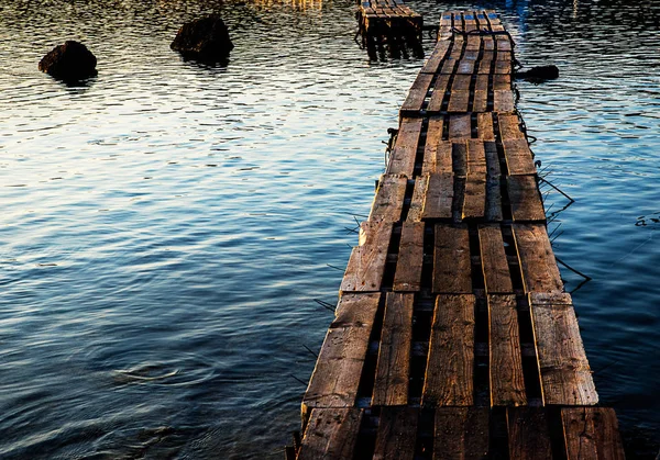 Лесной мост в порту — стоковое фото