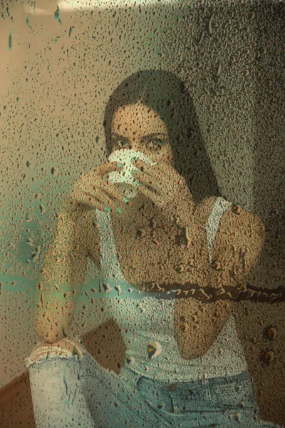 Girl drinking tea — Stock Photo, Image