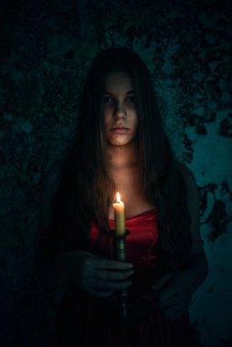 Bir kızın hayaleti.