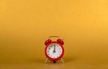 Kırmızı retro alarm saati