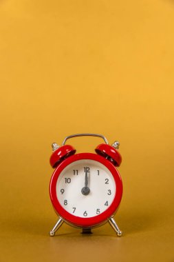 Kırmızı retro alarm saati